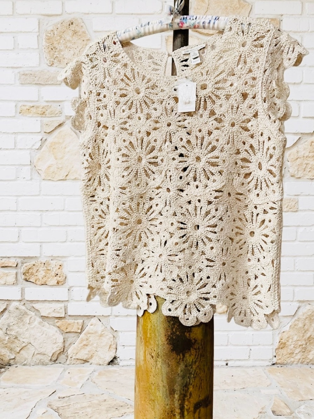 NWT Gorgeous Cato Cream Crochet Floral Lace Top ladies SZ XL Slipon Pearl button
